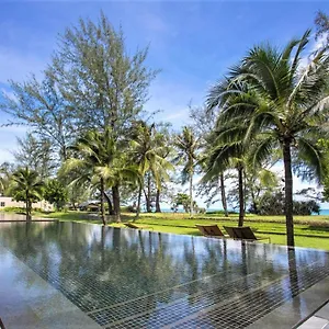 Luxury Oceanfront_pool Access Apartment